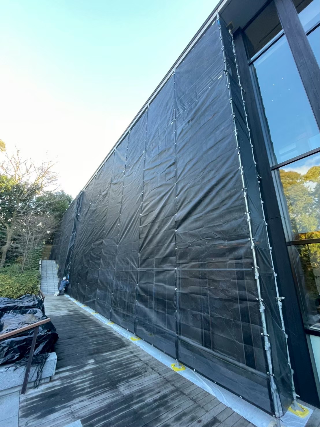 戸建て足場にメッシュシートを張った施工例