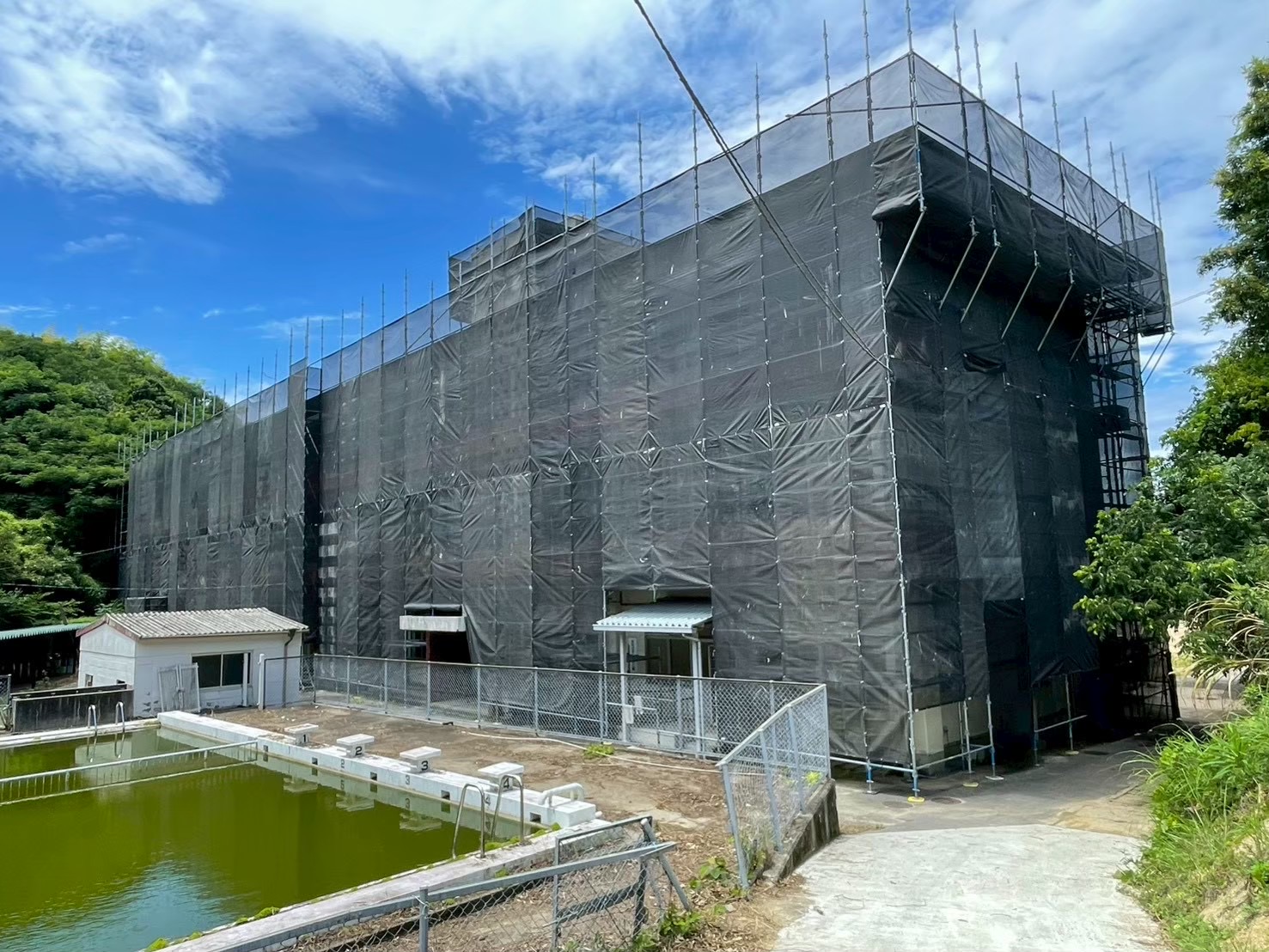 外壁工事のために建物全体へ組んだ足場